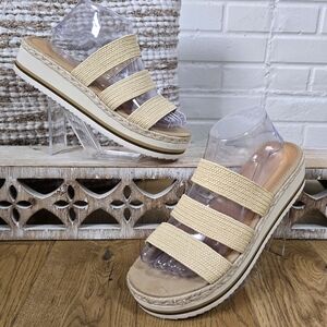 Universal Thread Beige Platform Slide On Sandals Size 9
